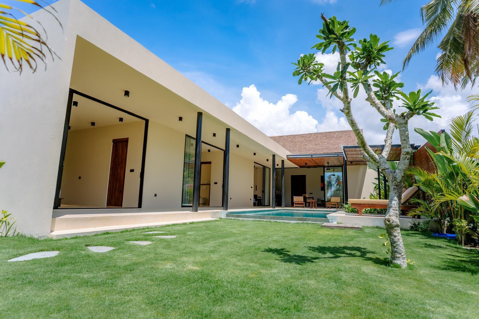 Villa Bareng Bareng private pool and tropical garden at Twin Peaks Estate, Serangan